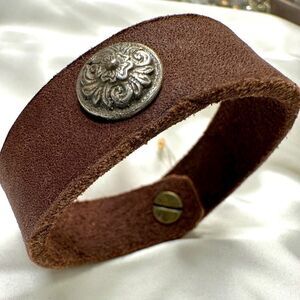 Brown Leather Bracelet with Silver Accent
Vintage-Inspired Leather Cuff …